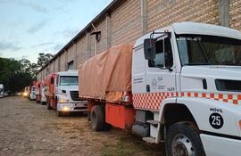 Camiones de la Secretaría de Emergencia Nacional partieron este lunes camino al Chaco, con kits de alimentos y tuberías para reparar caminos.