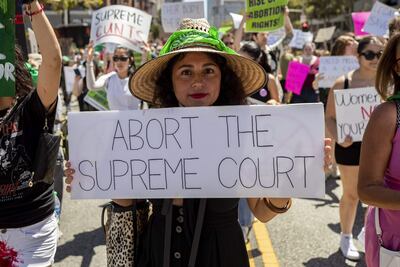 Mujeres que defienden el derecho de abortar se manifiestan contra restricciones del Supremo de Estados Unidos.