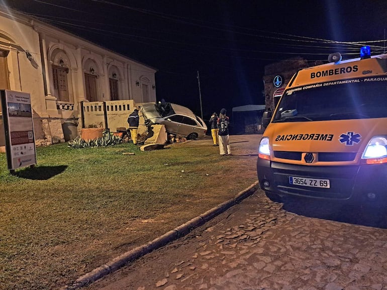 Paraguarí: militar dio positivo al alcotest tras chocar su vehículo contra la escalinata de la exestación ferroviaria - Policiales