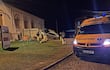 La escalinata de la antigua terminal de la exestación de tren de Paraguarí quedó destruida luego de que el militar, en aparente estado etílico, se incrustara contra el patrimonio histórico y cultural.