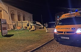 La escalinata de la antigua terminal de la exestación de tren de Paraguarí quedó destruida luego de que el militar, en aparente estado etílico, se incrustara contra el patrimonio histórico y cultural.