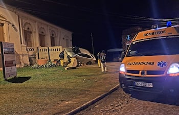 La escalinata de la antigua terminal de la exestación de tren de Paraguarí quedó destruida luego de que el militar, en aparente estado etílico, se incrustara contra el patrimonio histórico y cultural.