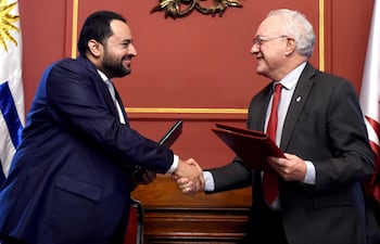 AME1879. MONTEVIDEO (URUGUAY), 01/10/2026.- El ministro de Relaciones Exteriores de Uruguay, Mario Lubetkin (d), saluda al ministro de Estado del Ministerio de Relaciones Exteriores de Catar, Mohammed bin Abdulaziz Al-Khulaifi, durante un encuentro este jueves, en Montevideo (Uruguay). Uruguay firmo un acuerdo con Catar para actuar en conjunto en mediaciones para la búsqueda de la paz, un hecho que Lubetkin valoró positivamente por tener la posibilidad de trabajar en ese sentido junto a "uno de los granes protagonistas" que en la actualidad intermedia en los conflictos que existen en el mundo. EFE/STR