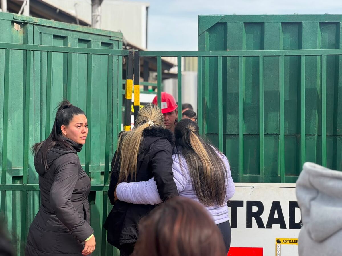 Explosión en el río Paraguay: familiares de trabajadores esperan información