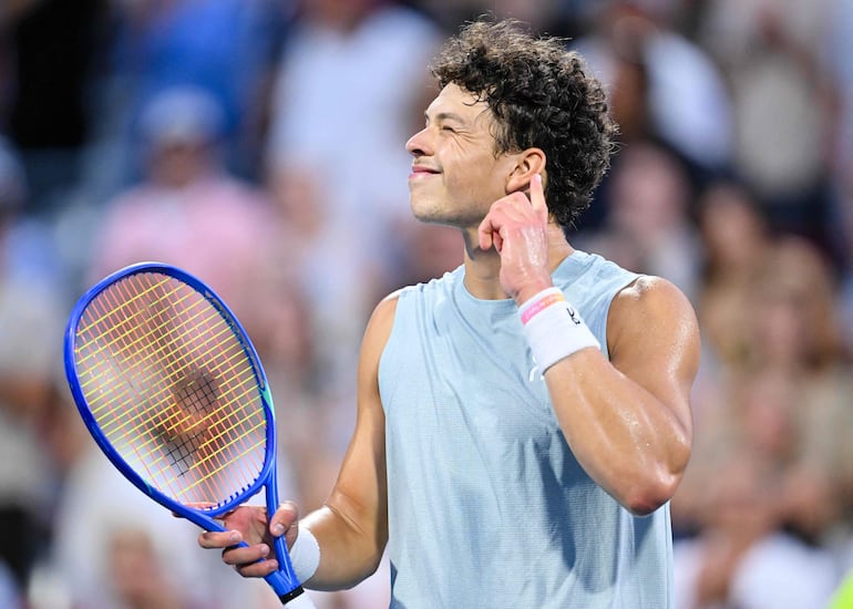 Ben Shelton de los Estados Unidos celebra la victoria contra João Fonseca de Brasil tras su partido de octavos de final individuales en el octavo día del ATP 1000 National Bank Open presentado por Rogers en el Stade IGA, en Montreal, Quebec, Canadá.