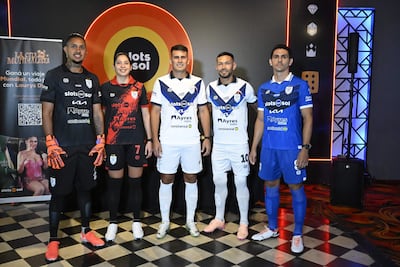 Miguel Martínez, Verena Magalí Brítez, Cristhian Ocampos, Jorge Sanguina y Walter Rodríguez portan las nuevas indumentarias del Sportivo Ameliano.