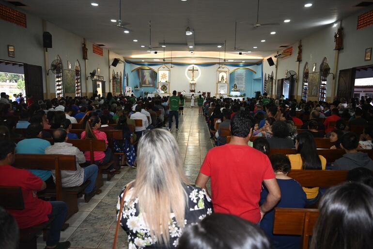 La parroquia Nuestra Señora de Caacupé estuvo repleta de fieles.