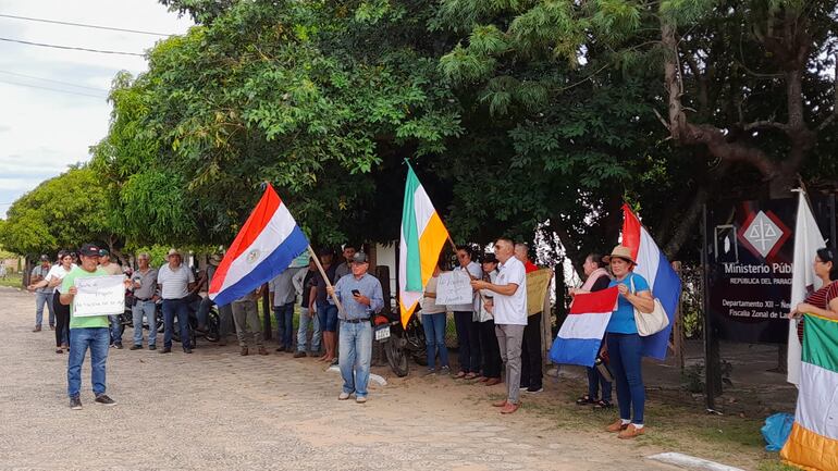 Los manifestantes exigen al fiscal general del Estado, Emiliano Rolón, que revierta la decisión de mudar la oficina de Laureles a la ciudad de Cerrito.