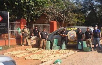 Fotografía compartida por la Fiscalía en sus redes sociales, los agentes intervinientes verifican los panes de marihuana que fueron hallados en la furgoneta.