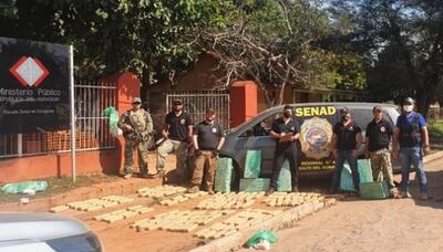 Fotografía compartida por la Fiscalía en sus redes sociales, los agentes intervinientes verifican los panes de marihuana que fueron hallados en la furgoneta.