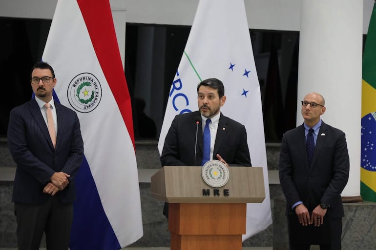 Fotografía cedida por el Ministerio de Relaciones Exteriores de Paraguay que muestra al director de Migraciones de Paraguay, Jorge Kronawetter (i), el ministro de la Comisión Nacional de Apátridas y Refugiados, Carlos Vera (c), y el encargado de negocios de EEUU en Paraguay, Robert Alter, durante una rueda de prensa en Asunción.
