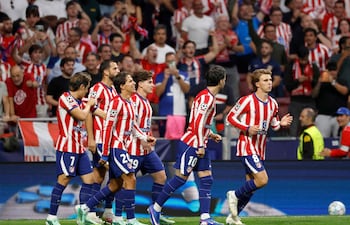 El centrocampista español del Atlético de Madrid, Pablo Barrios (D), celebra tras anotar el primer gol de su equipo durante el partido de fútbol de la jornada 2 de la fase de liga de la Liga de Campeones de la UEFA ante el Manchester United en el estadio Metropolitano de Madrid.