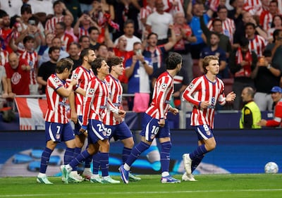 El centrocampista español del Atlético de Madrid, Pablo Barrios (D), celebra tras anotar el primer gol de su equipo durante el partido de fútbol de la jornada 2 de la fase de liga de la Liga de Campeones de la UEFA ante el Manchester United en el estadio Metropolitano de Madrid.