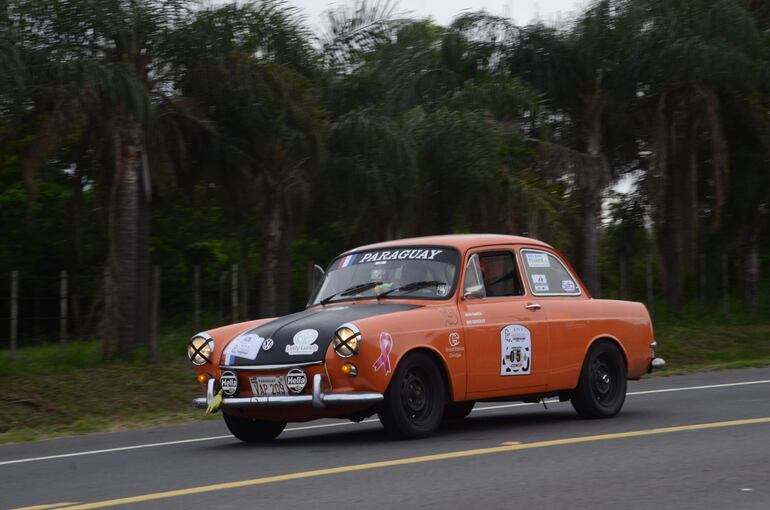 María del Pilar García y Eduardo González transitando rumbo a Pilar con Volkswagen.