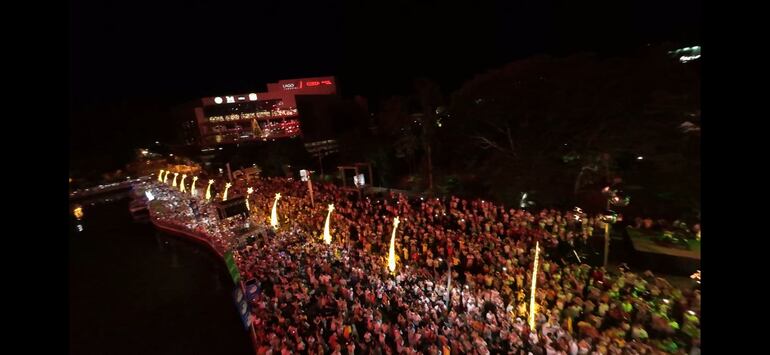 La avenida Concejal Romero estaba colmada de gente para el Reveillon 2025.