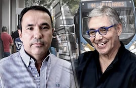 Emiliano Fernández sonríe junto a un hombre de cabello canoso y gafas, en una parada de autobús rodeados de personas.