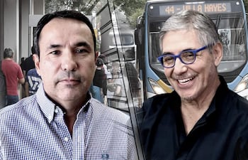 Emiliano Fernández sonríe junto a un hombre de cabello canoso y gafas, en una parada de autobús rodeados de personas.