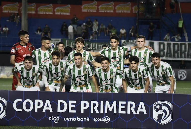 Así saltó al campo de juego el elenco de Trinidad, Rubio Ñu.
