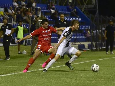 Walter Clar, defensor de Tacuary, escapa de la marca de Feliciano Brizuela