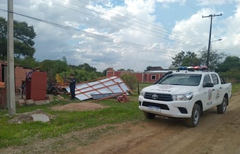Agentes policiales recaban información sobre afectados por el temporal este sábado en Pilar.