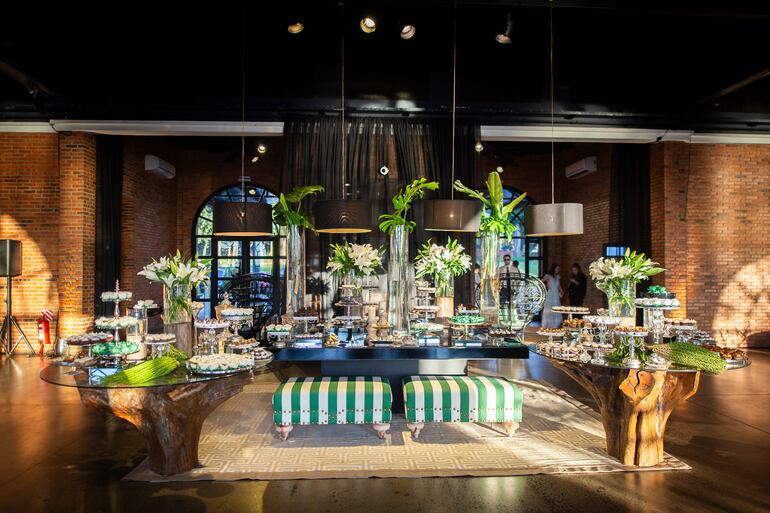 La fiesta de bodas fue decorada con flores naturales y otros detalles por Graciela Barrail.