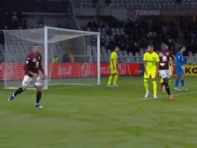 El paraguayo Antonio Sanabria, delantero del Torino, celebra el gol en el partido contra Sassuolo por la undécima jornada de la Serie A de Italia.