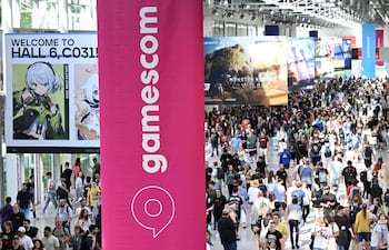 Una foto muestra a visitantes en la feria de videojuegos Gamescom en Colonia, en el oeste de Alemania, el 22 de agosto de 2024.