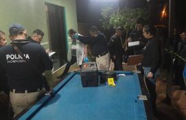 Agentes policiales intervienen tras el homicidio.
