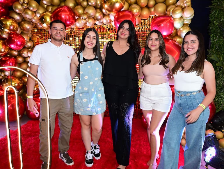 Pablo Martínez, Aline Chena, Onice Núñez, Vanessa Colmán e Ingrid Ferreira.