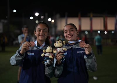 Las niñas guaraníes, medallistas escolares.