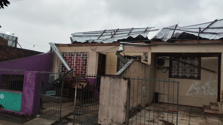 Tormentas con fuertes ventarrones causan estragos en Encarnación