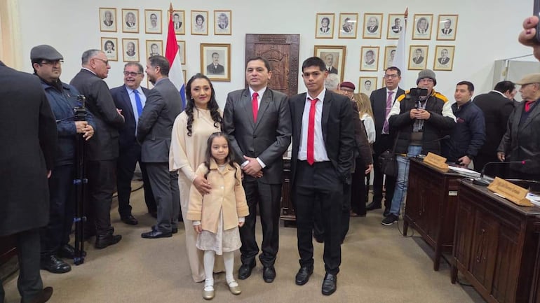 La asunción de Cuevas se realizó en una sesión extraordinaria de la Junta Municipal, acompañado de su familia y colaboradores.