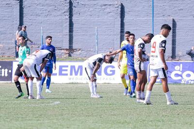 os jugadores del 24 de Setiembre cabizbajos tras la caída por goleada ante Independiente, que representó el descenso. (Foto: APF)