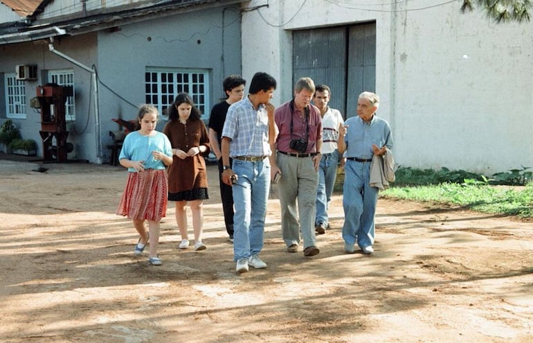Aliria, Silvia y Francisco Roa Giménez (al fondo), hijos de Augusto Roa Bastos e Iris Giménez, recorriendo la azucarera Iturbe con su padre en 1997.