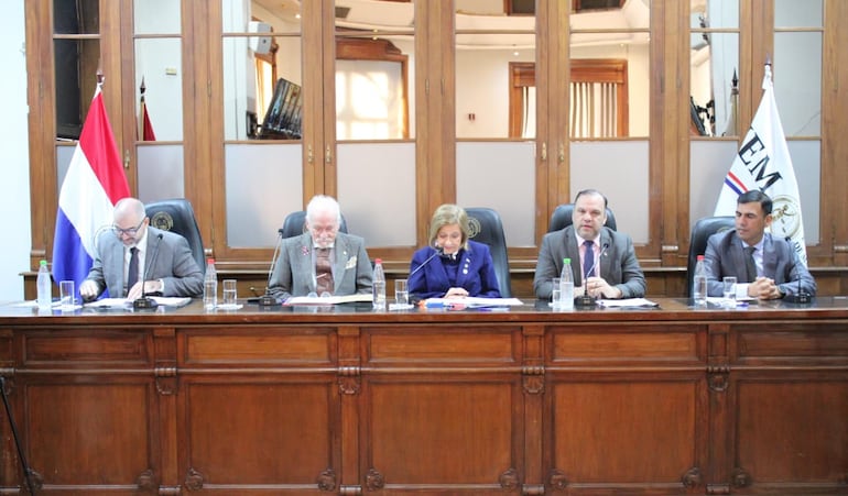 Los miembros del Jurado de Enjuiciamiento de Magistrados (JEM) que sesionaron de forma presencial: el consejero Enrique Berni, el ministro de la Corte y vicepresidente 2° César Garay, la titular Alicia Pucheta, y los senadores Mario Varela y Pedro Díaz Verón.