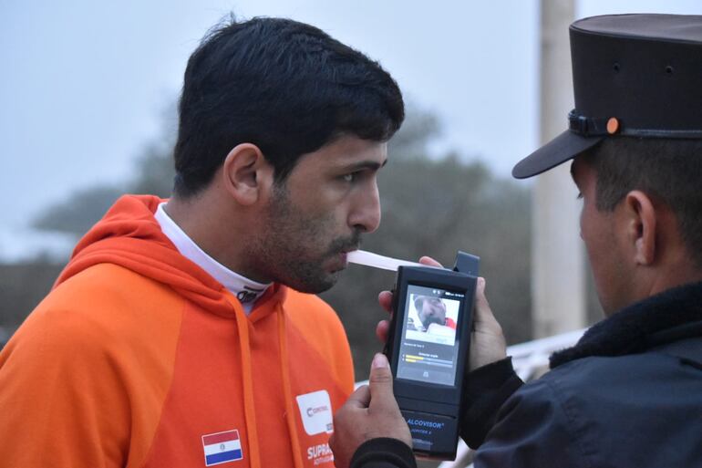 Agustín Alonso realiza el alcotest antes de comenzar la Etapa 1 del Rally del Chaco 2023 en la ciudad de Mariscal Estigarribia.