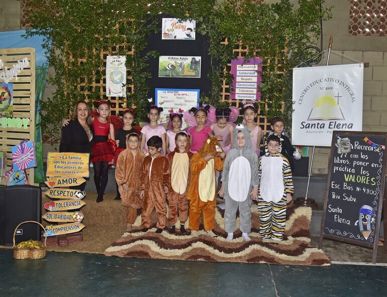 Alumnos y docentes exponiendo sobre un proyecto de lectura en el evento del 19 de junio en la escuela Bautista de Herrera.