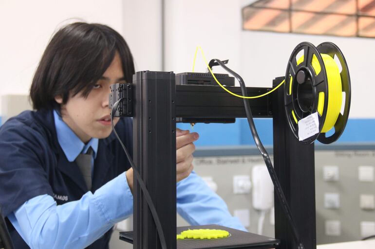Un estudiante utiliza una máquina impresora 3D del laboratorio de electrotecnia de la Escuela Nacional de Comercio No. 1 'Alfonso B. Campos', en Asunción (Paraguay). 