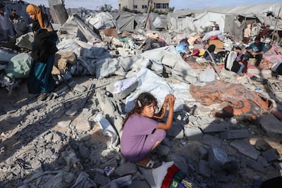 Una niña entre los escombros en una zona alcanzada por bombardeos israelíes el pasado domingo en Jan Yunis, en el sur de la Franja de Gaza.