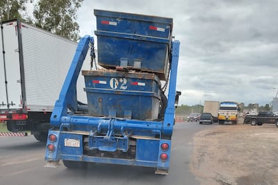 Evidente riesgo en el tránsito: un contenedor sobre otro.