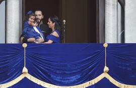 El presidente de El Salvador, Nayib Bukele, acompañado de su esposa, Gabriela Rodríguez, y una de sus hijas saluda a asistentes a la ceremonia de investidura para su segundo mandato, este sábado en la Plaza Gerardo Barrios de San Salvador (El Salvador). EFE/ Rodrigo Sura