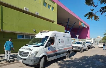 La ambulancia municipal de Pilar, diariamente lleva a pacientes al Hospital Julio Perrando o al hospital Pediatrico Avelino Castelan de la ciudad de Resistencia, provincia del Chaco Argentina.