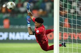 Ronwen Williams, arquero de Sudáfrica, tapa un penal en la victoria de su equipo ante Cabo Verde.