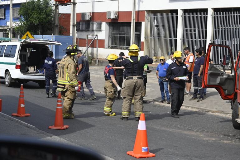 Bomberos intervienen en el accidente de tránsito registrado en la avenida Eusebio Ayala.