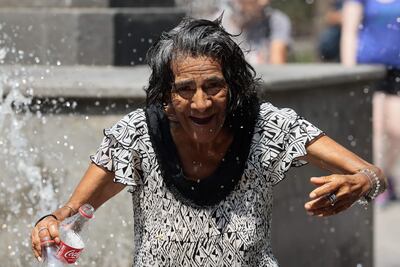 Una mujer se refresca debido a las altas temperaturas registradas en la Ciudad de México (México). La tercera onda de calor de la temporada predominará sobre el territorio mexicano este sábado con temperaturas superiores a los 45 grados Celsius en la mitad de los estados del país, 16 de 32, informó el Servicio Meteorológico Nacional (SMN).