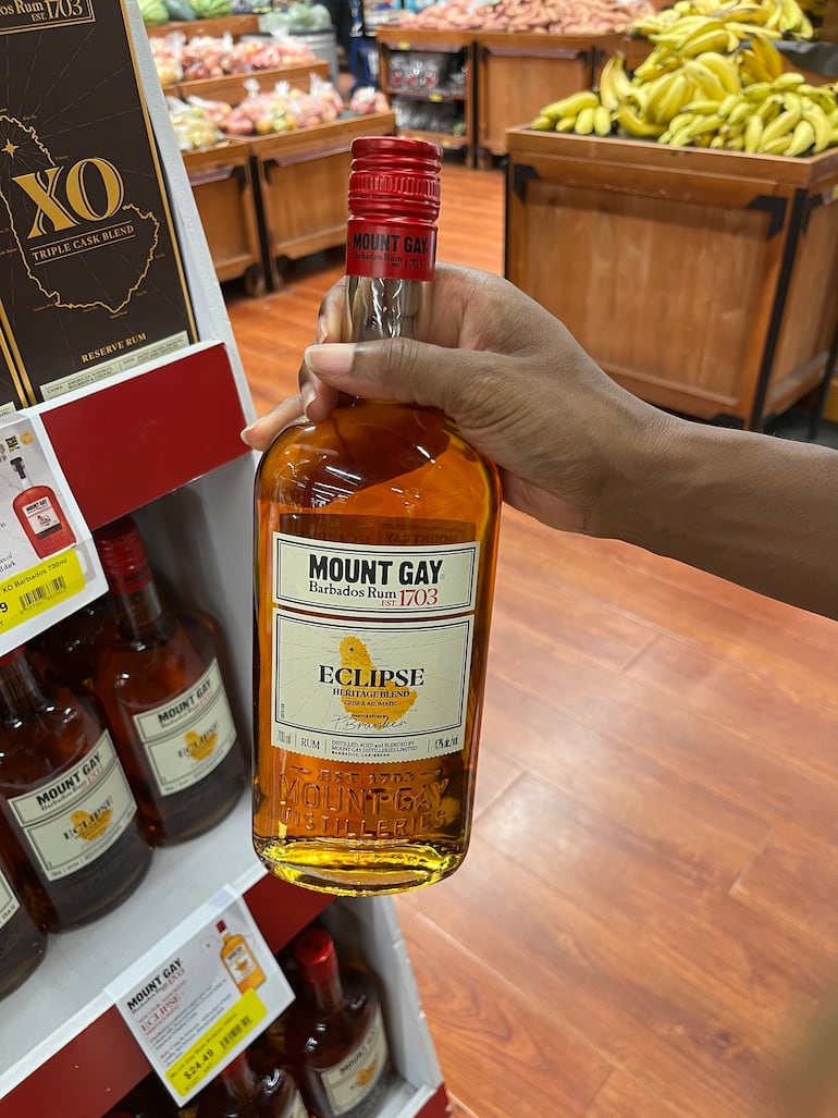 Botella de vidrio del Monte Gay Rum, Barbados.