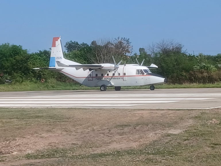 Avión Casa 212 de la fuerza aerea en Fuerte Olimpo