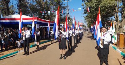 Abanderados de una de las instituciones que participaron del desfile.