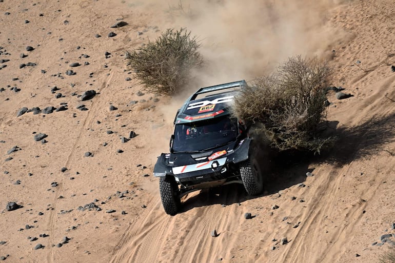 Nasser Al-Attiyah y Fabian Lurquin (Dacia Sandriders) durante la Etapa 11 de hoy.