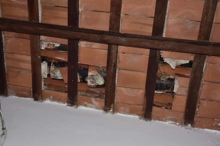 Las tejas a punto de caerse en una sala de clases en el colegio Stella Maris, del barrio Hipódromo de Asunción.